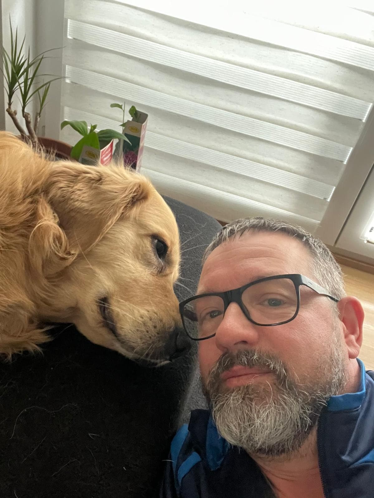 Ronny Simon Schmusen mit seinem Hund