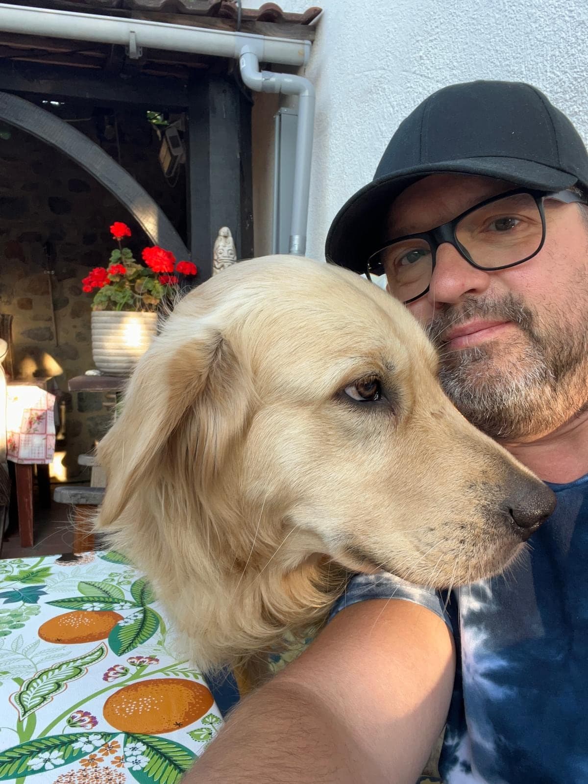 Ronny Simon mit seinem Golden Retriever im Freien